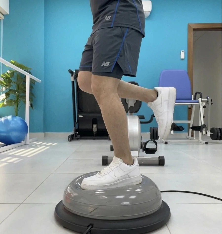 تدريب على الاتزان داخل صالة التمارين